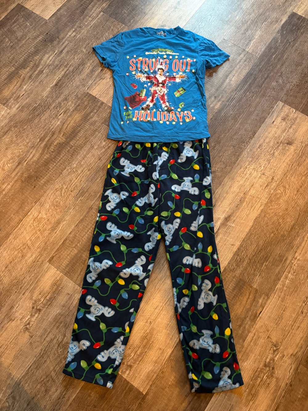 Mens National Lampoon’s Christmas Pajama Set small. All strung out.